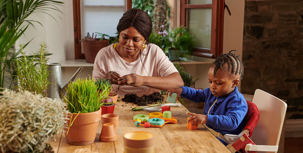 https://www.chicco.com.ar/dw/image/v2/BJJJ_PRD/on/demandware.static/-/Sites-Chicco-Argentina-Library/es_AR/dw03a7ef06/site/landing-pages/eco-chicco/Parentmore_sustainability_04_1024X520.jpg